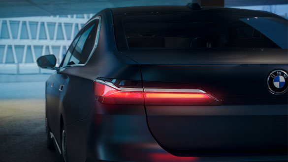 Chromowane elementy nad purystycznymi lampami tylnymi.